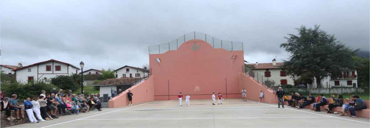 La fête Azkarate Animatu au fronton